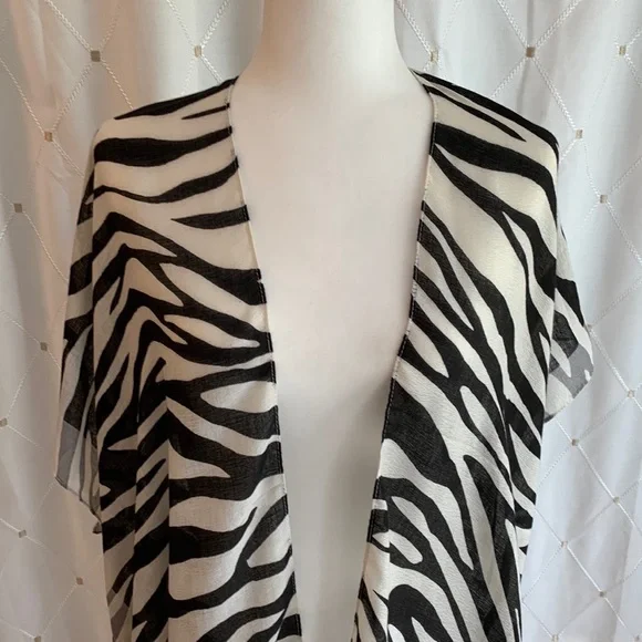Brand new! No tags. Black and ivory zebra print kimono - Picture 1 of 2